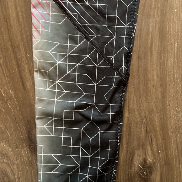 Nike pro legging in black, white and hot pink - Picture 3 of 8